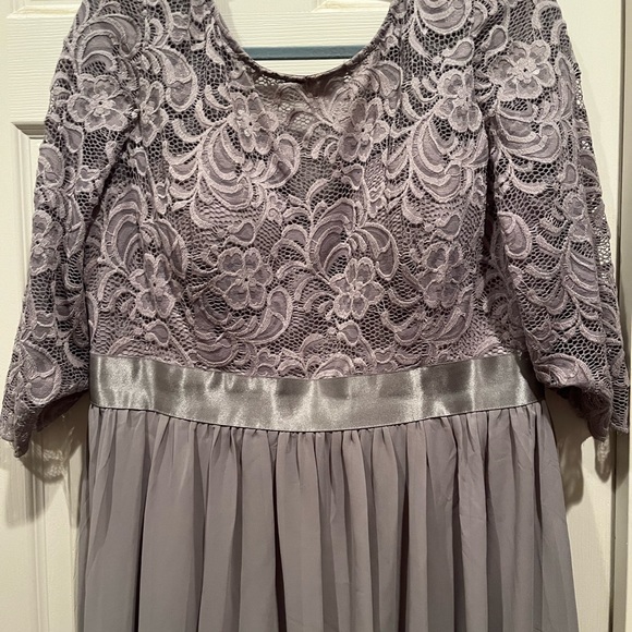 This is a beautiful dress that has only been worn twice. - Picture 3 of 6